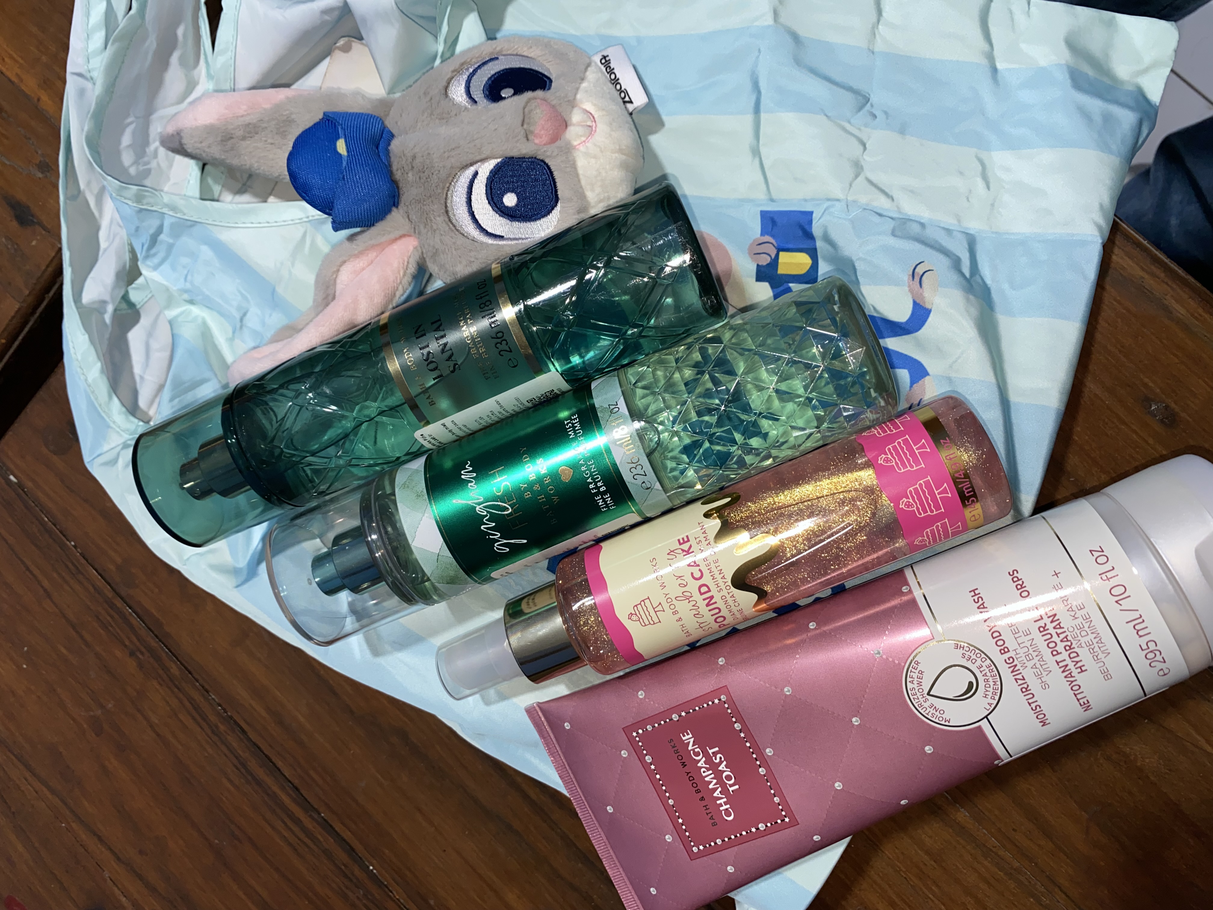 https://d3f8vdj1myj9bw.cloudfront.net/production/rating-and-review/bath_and_body_works/bbw-id/26727053/26727053/review-images/6d8f785e-92e4-401d-8f93-74abb5b5da0d.jpeg