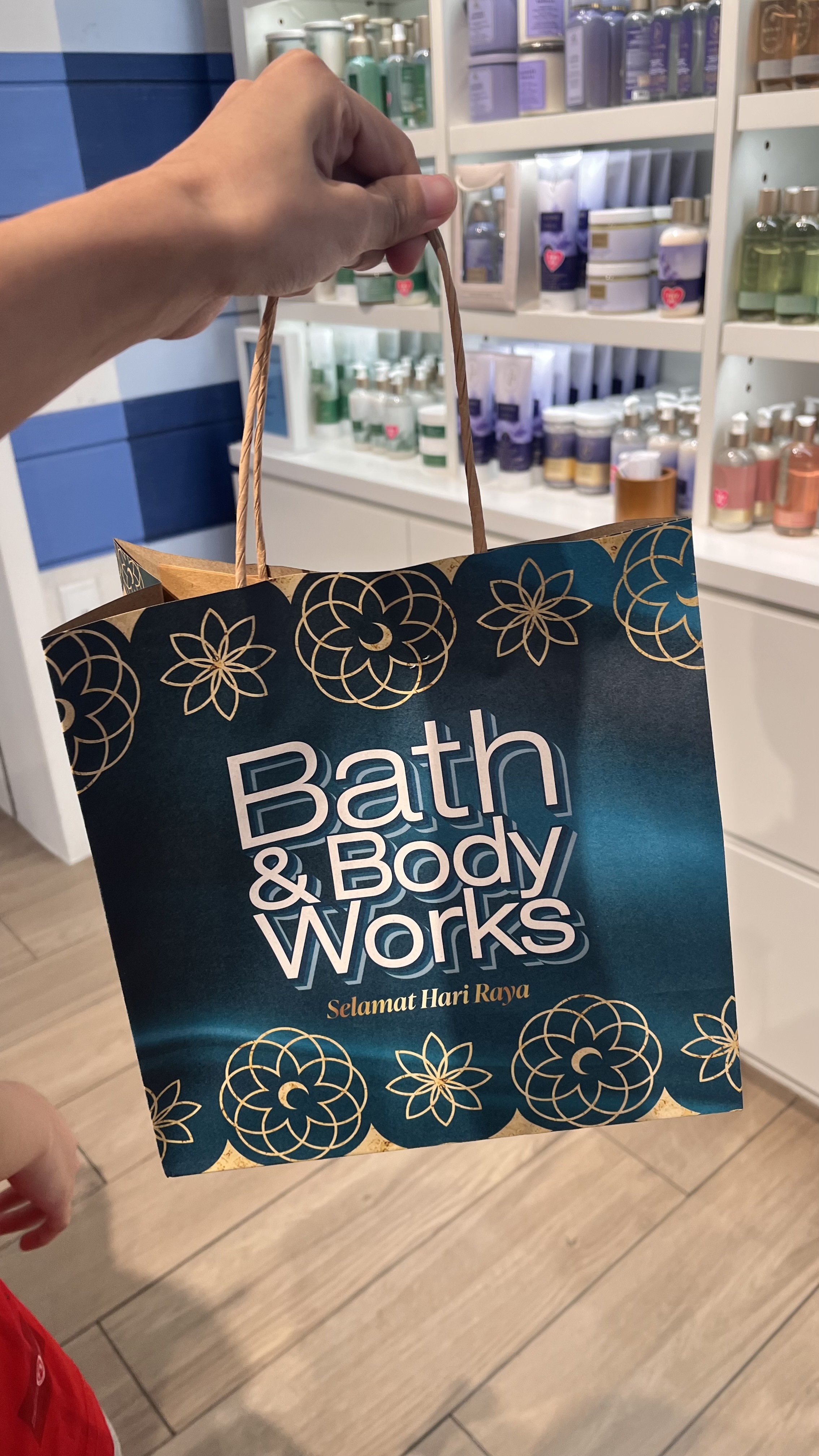 https://d3f8vdj1myj9bw.cloudfront.net/production/rating-and-review/bath_and_body_works/bbw-my/28025135/28025135/review-images/2c4e839a-e467-4596-a585-ae1567842ae5.jpeg