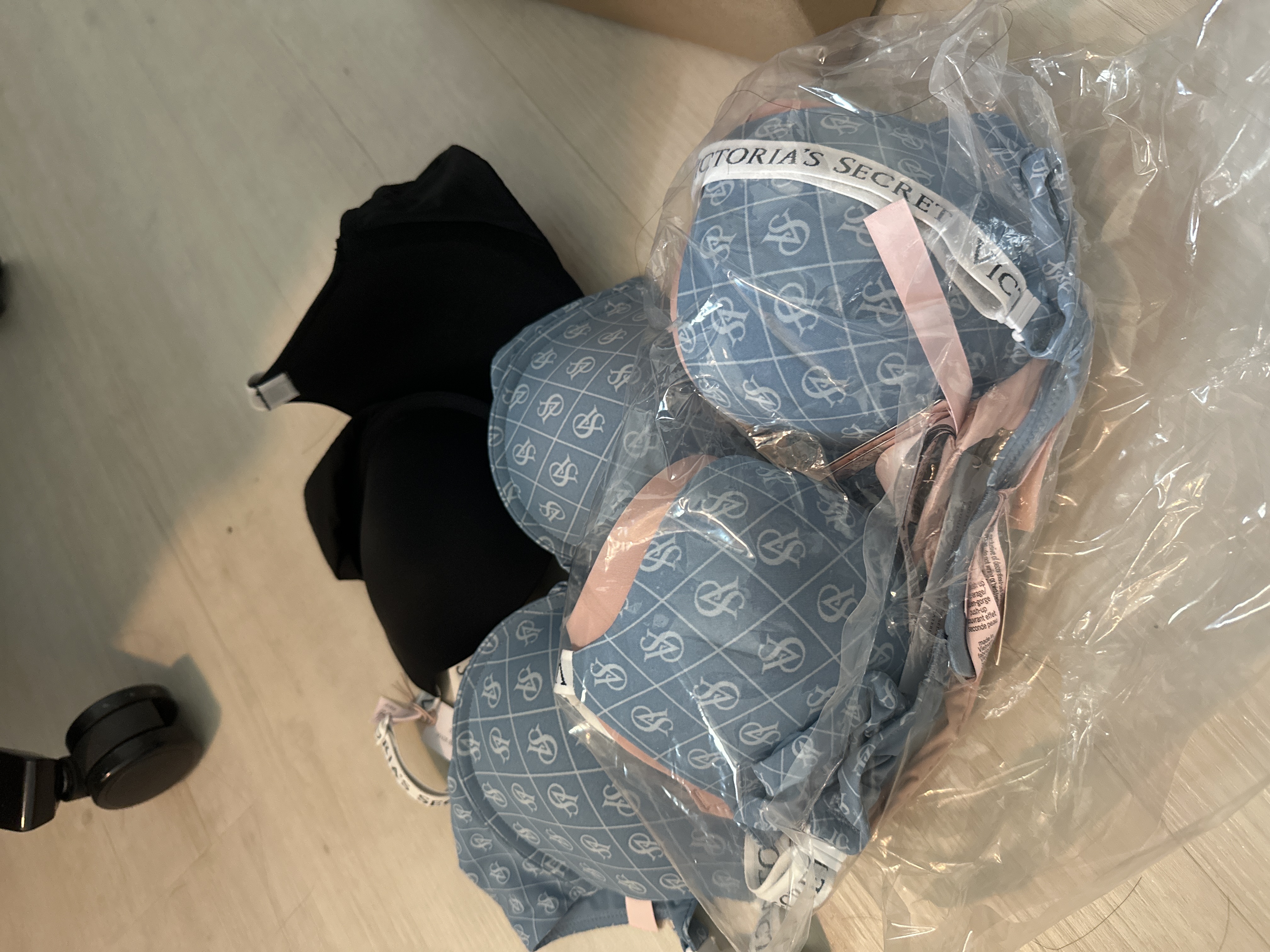 https://d3f8vdj1myj9bw.cloudfront.net/production/rating-and-review/victorias_secret/victoriasecret-SG/11207174Blue/26838517/review-images/62cf13ce-1c83-4174-bde4-97f34eb97975.jpeg